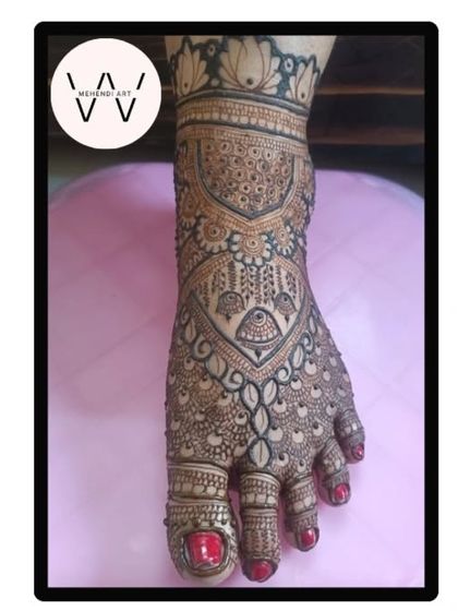 A close-up of a single foot from the bridal design.