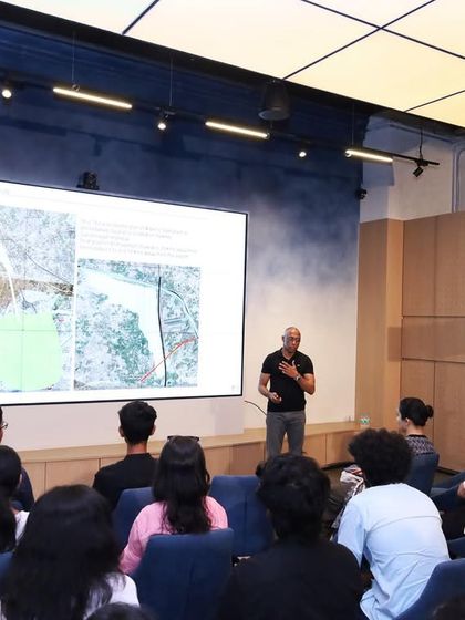 Presenting a case study during my masterclass on the paradigms of architecture.