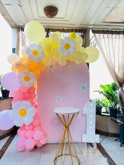 A full view of the daisy-themed first birthday decoration.