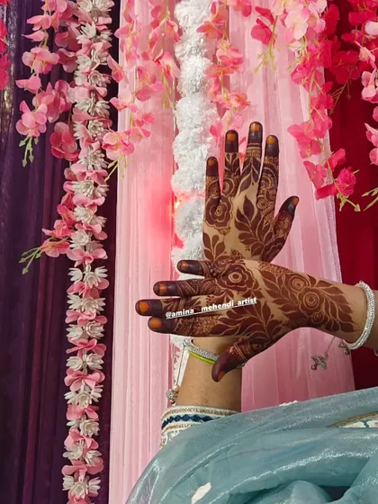 A simple and graceful design for the back of the hands, featuring delicate floral and leaf patterns.