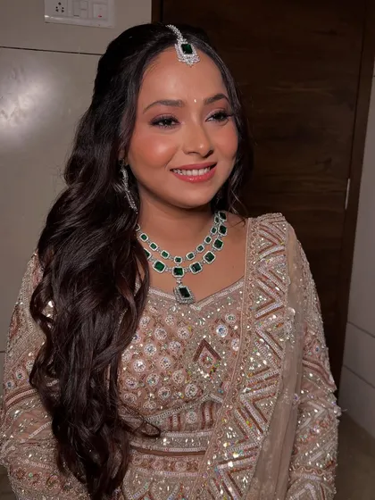 Bhakti's happy smile shows her comfort and confidence in this natural glam look.