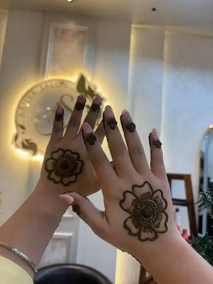 For those who prefer a more minimalist approach, I create simple yet stunning floral mehendi designs. This back-of-hand pattern is a great example of how a single, well-placed motif can make a stylish statement.