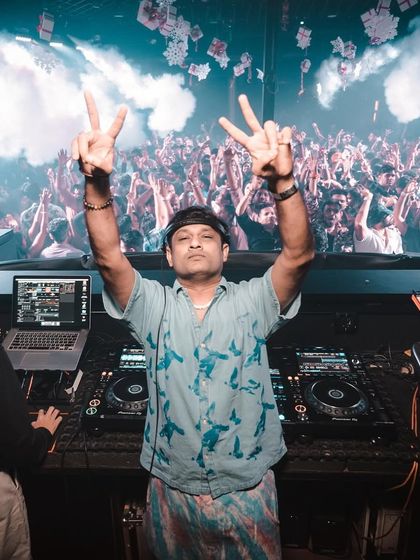 Peace signs up for the camera at the end of a great set in Goa.