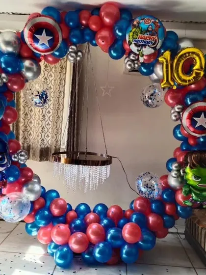 This Avengers theme ring decoration is perfect for a superhero fan. I used Captain America and Hulk foil balloons, the number '10' for the age, and a red and blue color scheme.