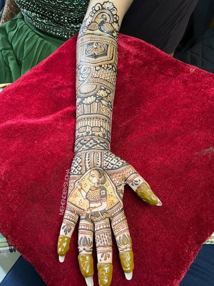 The completed bride portrait, beautifully framed within the palm. The surrounding patterns of lotus buds and fine lines draw attention to this central, personal element.