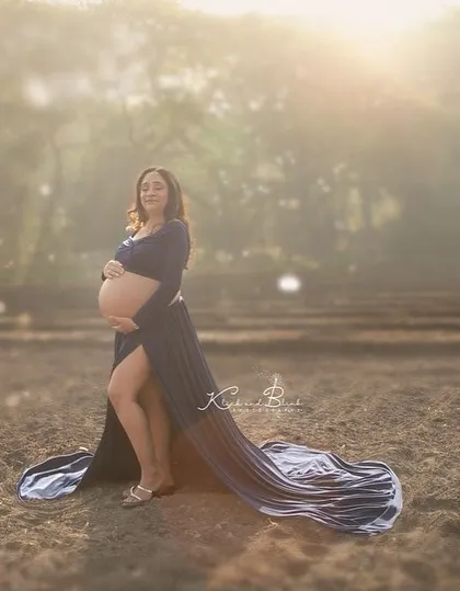 A dreamy, soft-focus portrait that feels like a fairytale. The gentle light and natural surroundings create a magical atmosphere, perfectly framing the beauty of this expecting mother.