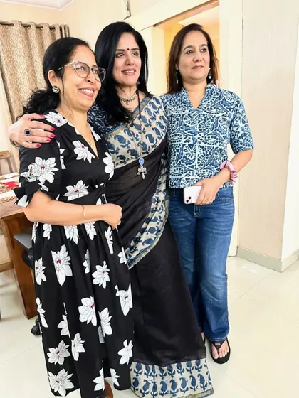 Posing with my cousins. You can see how the indigo print on the saree adds a touch of colour to the classic black.