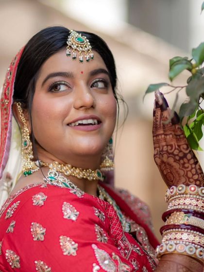 Unique caption for media id 152 describing the specific jewellery and look.