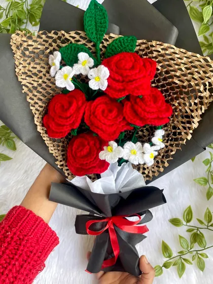 There is something so classic and romantic about red roses. This bouquet, with deep red roses and tiny white accent flowers, is wrapped in elegant black paper with a red ribbon. It’s a timeless gift that I love making for anniversaries and special moments.