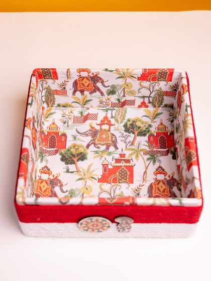 The beauty is in the details. This is the inside of my 'Ponnonam' hamper box, featuring a custom-designed cloth lining with elegant elephant and palace motifs, adding a touch of royalty to the unboxing experience.