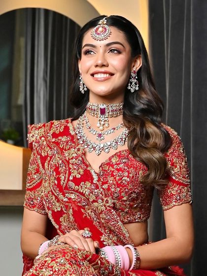 The bride's joyful smile perfectly complements her soft and romantic hairstyle. This open hair look is a great choice for brides who want to feel comfortable and glamorous.