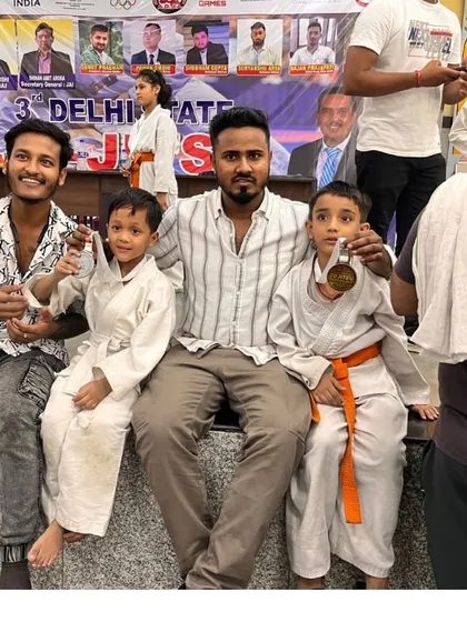 Another shot of the winning team. The smiles on their faces after a tough competition say it all. This is what being part of MMA Tigers is about.
