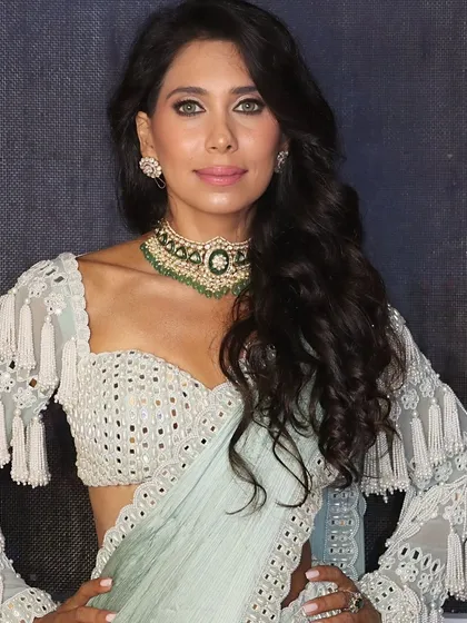 We created this dewy, glamorous makeup look for our client Fagun. The focus is on radiant skin and captivating eyes, a signature style of our makeup director, perfect for any special occasion.