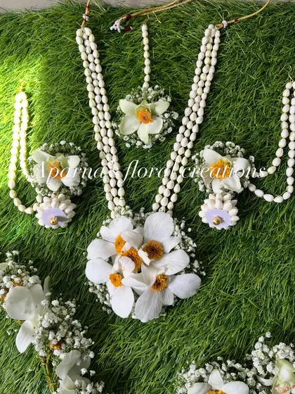 A classic white floral set made with jasmine buds and accented with white and yellow flowers. This is a versatile set for any pre-wedding function.