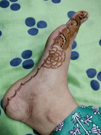 This is the beginning of a foot design, showing how to start with a simple outline of a rose and scalloped border. Even the most complex designs start with basic shapes.