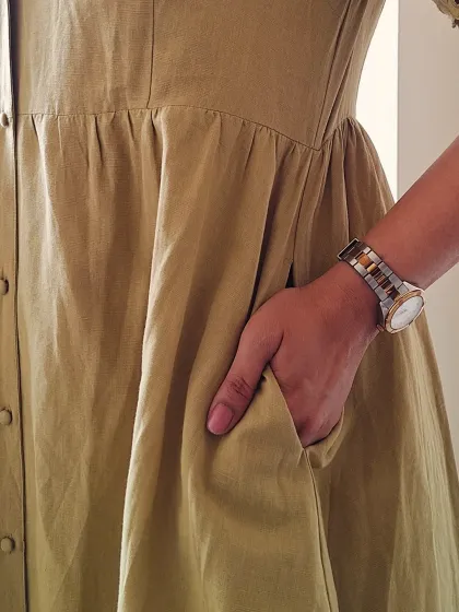 Highlighting the practical and stylish pockets of this linen-viscose dress. Functionality is a key part of good design.