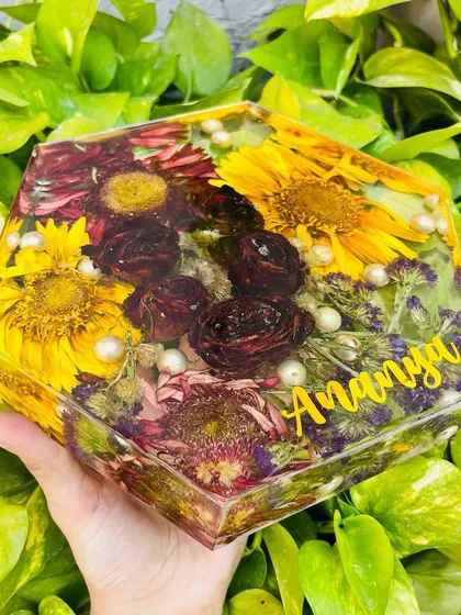Holding the sunflower and rose hexagon block. The colors are so vibrant, and the flowers are perfectly preserved in the clear resin.