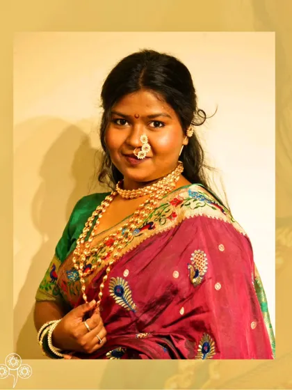 She looks absolutely radiant in this complete Maharashtrian jewellery set.