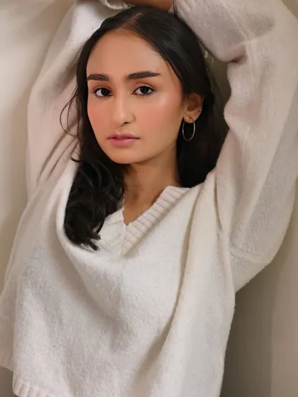 A chic and simple look featuring a soft pink flush and a touch of highlighter. This is my go-to for an easy, refreshing, and lightweight makeup style.