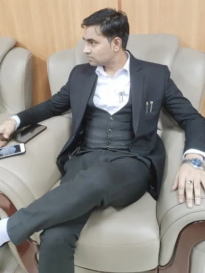 As a lawyer, I am always observing and strategizing. This thoughtful posture reflects the constant analysis I apply to every aspect of your family law case.