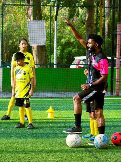A coach addresses the team, using his experience to teach tactical concepts and motivate the players.