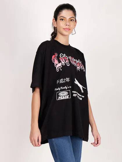 A three-quarter view of the model, providing another angle of the graphic tee for a complete product presentation.