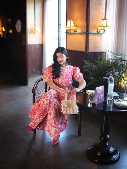 This pink floral maxi dress with puff sleeves is perfect for a brunch or a day event. I styled it with a pearl necklace and a beaded handbag for a touch of vintage-inspired elegance.
