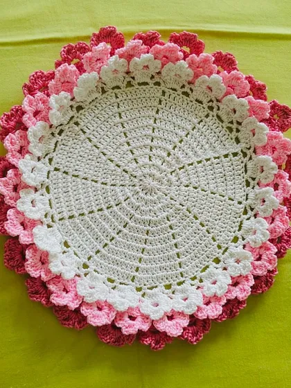 This beautiful placemat is layered with three tiers of floral petals in shades of pink and white, creating a lovely 3D effect.