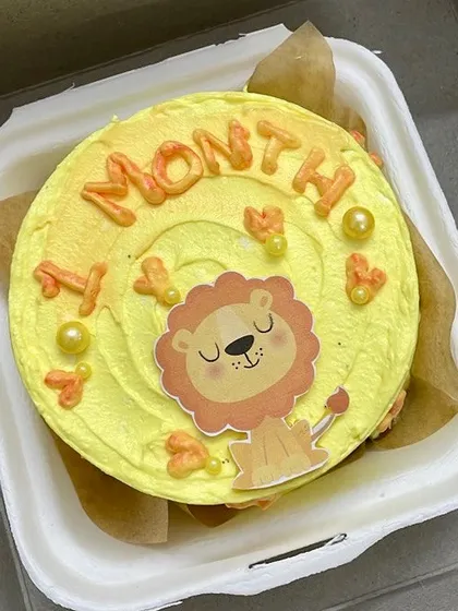 Celebrating a little one's first month with this adorable lion-themed bento cake. These tiny cakes are perfect for marking all of life's small but precious milestones.