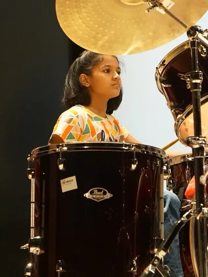 A talented young girl takes her turn on the drum kit at our Thane recital. We are proud to see so many girls breaking stereotypes and mastering powerful instruments like the drums.