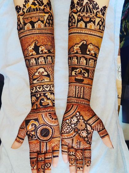 This design is filled with rows of elephants and traditional symbols, creating a very royal and grand look.