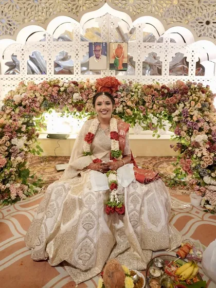An elegant look for a Paat Muhurat ceremony. The bride is dressed in a beautiful white and gold lehenga, with subtle makeup.