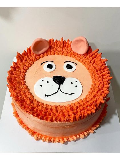Another angle of the friendly lion face cake, showing the piped mane detail.