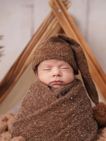 I love bringing creative newborn themes to life, like this cozy little camper setup. Using soft, natural textures and props, I ensure your baby is safe and comfortable while we create a magical, storybook portrait.