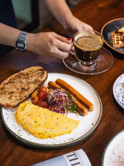 Here is my classic breakfast platter, complete with a fluffy omelette, sausages, and toast, enjoyed with a freshly brewed Americano. It’s the perfect combination to ease into your morning.