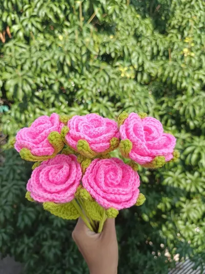A handful of five pink roses.