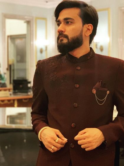 A pre-show portrait from Siliguri. The details in the outfit are as important as the details in the art.