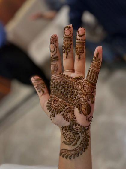 A simple yet beautiful Arabic design on the back of the hand. The pattern is light and focuses on swirls and floral elements.