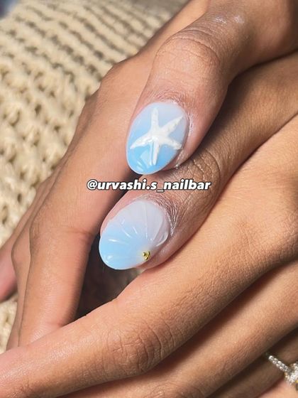 Inspired by a beach vacation, this set features 3D sculpted starfish and shell textures. The mix of ocean blue and soft pink, along with hand-painted hibiscus flowers, creates a perfect tropical vibe.