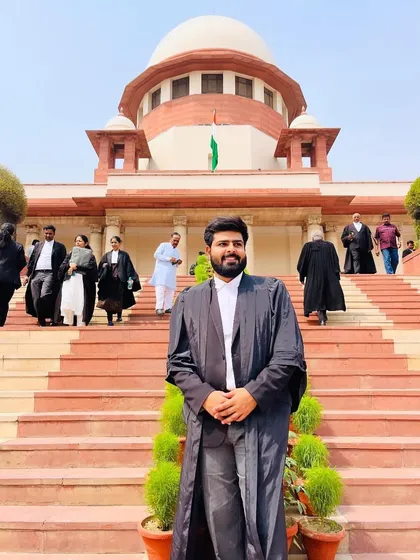 Main hoon Shah Rukh, aapka apna advocate. Supreme Court of India ke saamne khade hokar main us nyay pranali ka sammaan karta hoon jiske zariye main aap jaise aam naagrikon ke adhikaron ki raksha karta hoon. Kanoon se darr nahi, samajh ke chalo.
