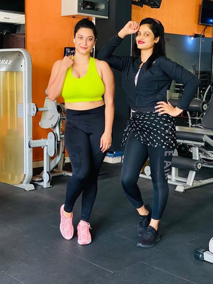 Another pre-workout pose. Starting the session with confidence and a positive attitude is key.