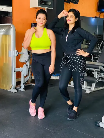 Another pre-workout pose. Starting the session with confidence and a positive attitude is key.