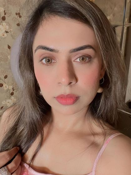 A selfie showing the final result of a look taught in my self makeup course. The focus is on creating a flawless base, natural brows, and a pretty pink lip, skills that are essential for any makeup enthusiast.