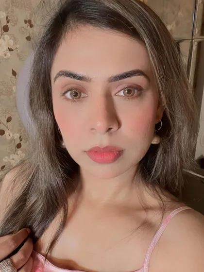 A selfie showing the final result of a look taught in my self makeup course. The focus is on creating a flawless base, natural brows, and a pretty pink lip, skills that are essential for any makeup enthusiast.