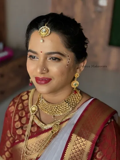 This client looked so much like Isha Ambani. I specialize in working with all skin types, including acne-prone skin, to create a flawless and smooth base.