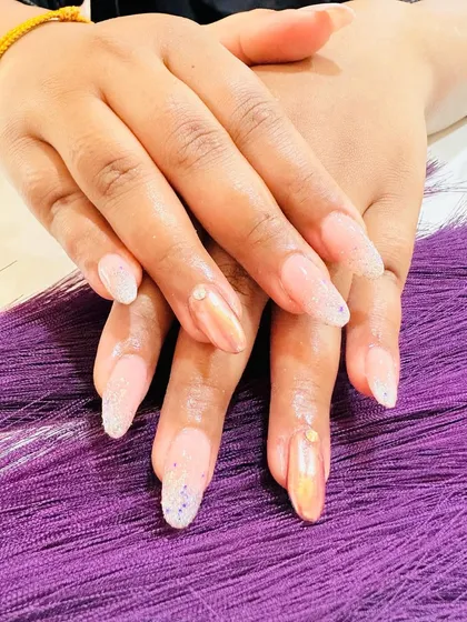 A delicate and shimmery set combining a pearly chrome finish with subtle glitter.