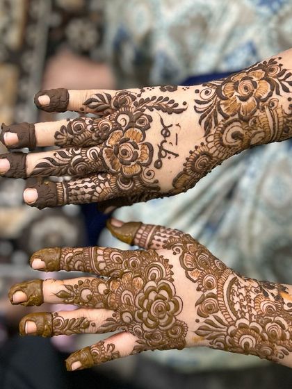 Another personalized floral design, this time with a name written in beautiful Arabic calligraphy.