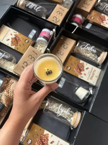 A unique feature of the Bloomberg hamper: a scented candle with a hidden message that appears as it burns, along with a personalized glass jar. It's these small details that make a gift special.