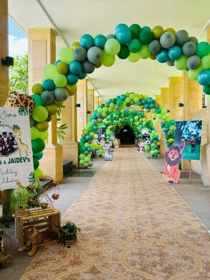 For this jungle safari party, I created a complete balloon tunnel entrance, making guests feel like they are stepping into a wild adventure. The decor includes themed welcome signs and life-size animal props.