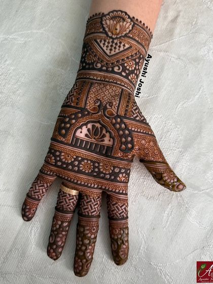 The full design on one hand, showing how all the traditional elements come together.